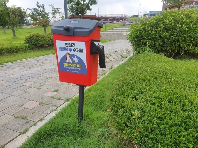 공원에 설치된 반려견 배변수거 봉투. (사진=파주시 제공)