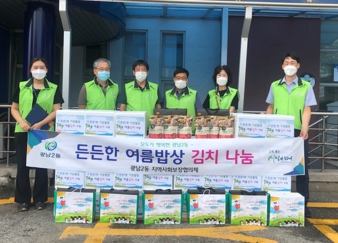 광주시 광남2동 지역사회보장협의체는 관내 취약계층 어르신들을 위해 삼계탕등 든든한 여름밥상을 전달하고 있다. (사진=광주시 제공)
