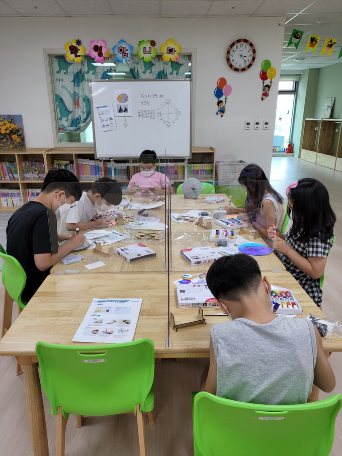 용인시 다함께돌봄센터 아이들을 위해 삼성전자 DS부문이 과학프로그램 키트를 지원했다. (사진=용인시 제공)
