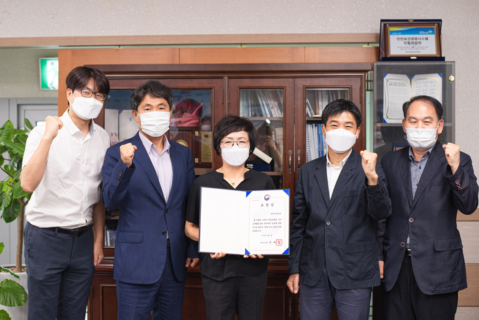 김영분 인천시설공단 이사장이 임직원들과 함께 2021년 지방공기업 발전 유공 포상 행정안전부 장관 표창장을 들고 기념촬영을 하고 있다. ( 사진 = 인천시설공단 제공 )