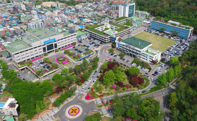 경기도청과 경기도의회 전경(사진=경기도의회 제공)