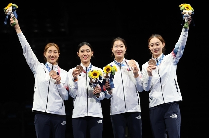  안산시청 최수연과 서지연이 속한 펜싱 여자 사브르 단체팀이 동메달을 기록했다. (사진=연합뉴스 제공)