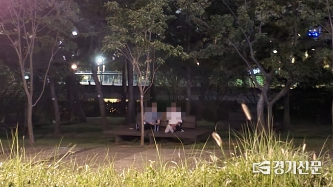 지난 3일 오후 10시25분쯤 광교호수공원 남쪽 인근 벤치에서 남성 2명이 맥주를 마시고 있다. (사진=김기현 기자)