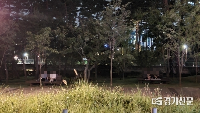 지난 3일 오후 10시25분쯤 각각 2명으로 이뤄진 두 팀이 음주를 즐기고 있는 모습. (사진=김기현 기자)