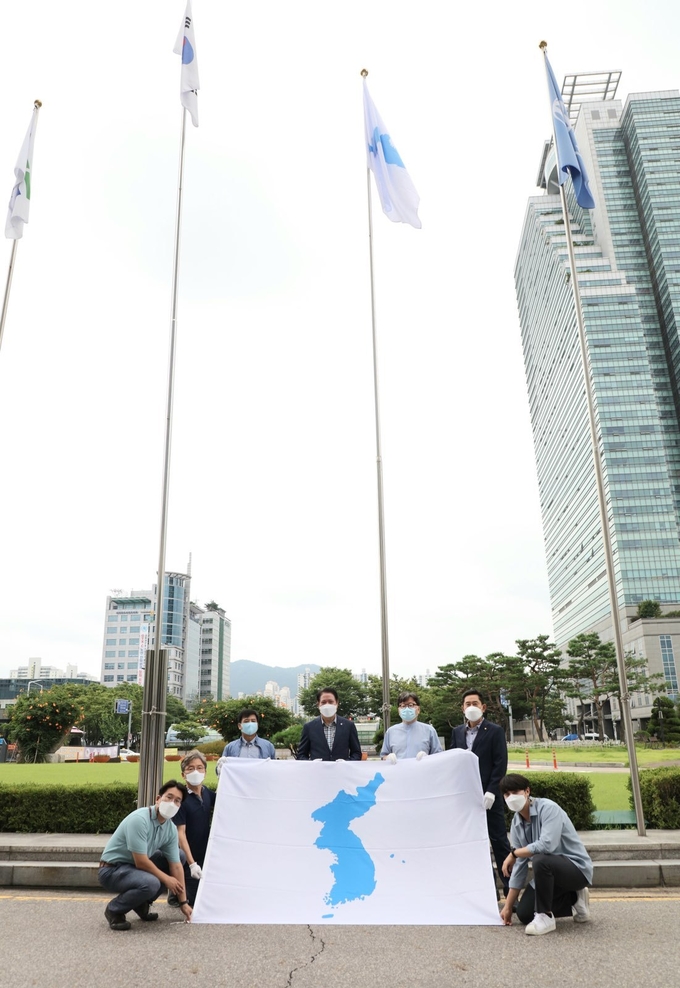 안양시청 국기게양대에 한반도기 펄럭인다. (사진=안양시 제공)