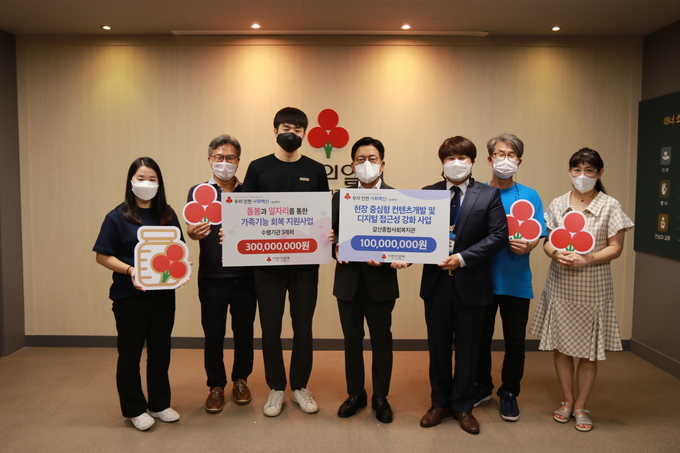 조상범 인천공동모금회장이 4일 지역 사회복지기관들에 기획사업비를 전달하고 있다. (사진 = 인천공동모금회 제공 )