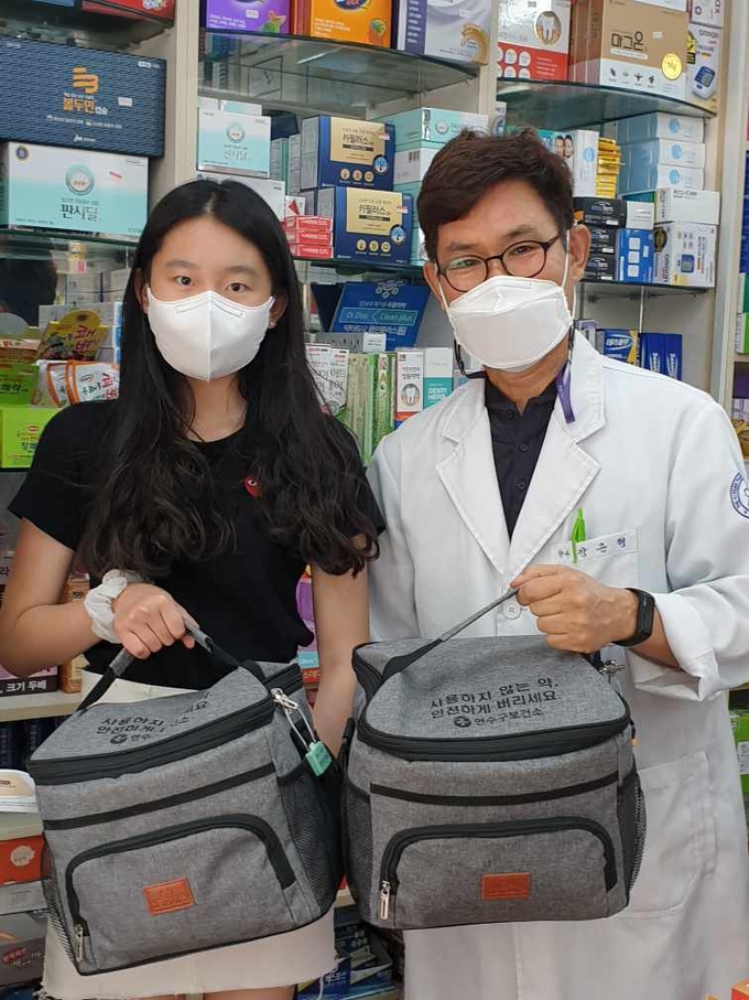 연수구는 불용의약품 수거 청소년 자원봉사활동을 진행 중이다. ( 사진 = 연수구 제공 )