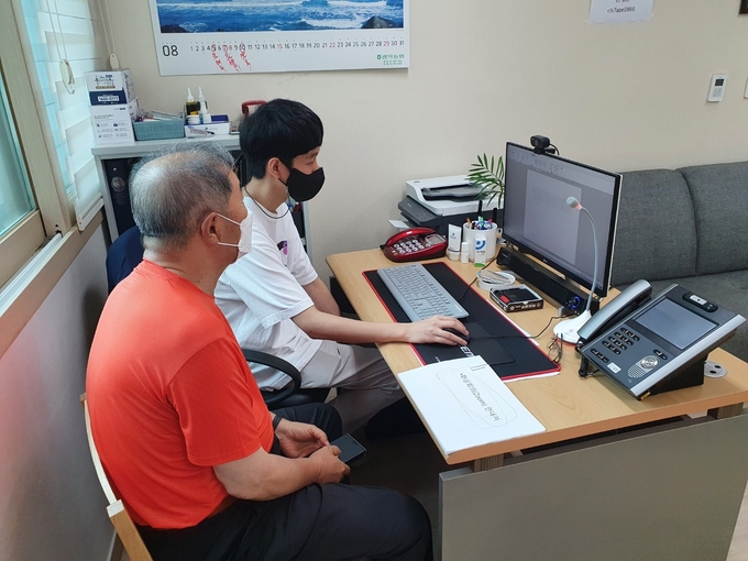 구리시가 스마트 경로당 환경을 조성하기 위한 PC 정보화 활용 교육을 진행하고 있다. (사진=구리시 제공)