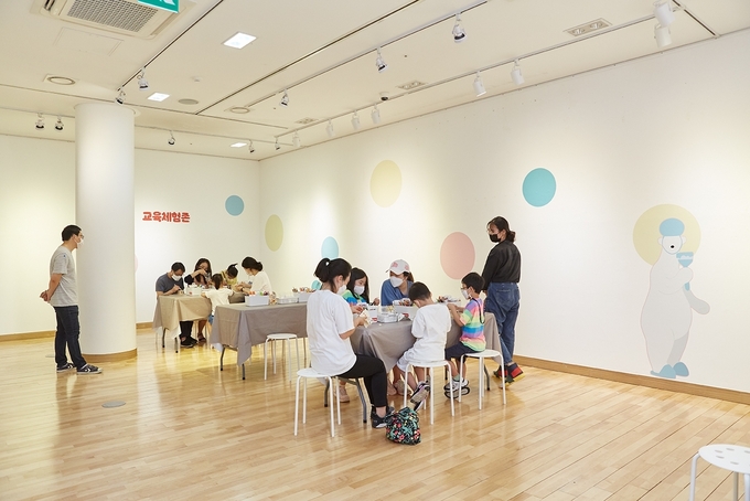 구리문화재단이 지난 6월 25일부터 8월 1일까지 구리아트홀 갤러리에서 선보인 기획 전시회 ‘아이스크림을 찾아 떠난 여행’ 전시 성황리에 막을 내렸다. (사진=구리문화재단 제공)