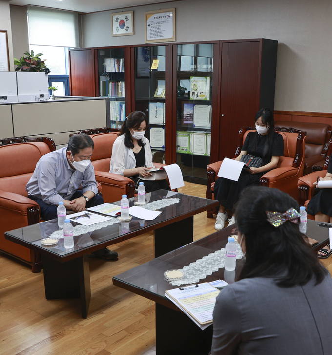 조광한 시장이 부평초등학교 교장실에서 이 학교 교직원과 학부모들과 함께 학생들의 안전 문제에 대해 의논하는 시간을 가졌다. (사진=남양주시 제공)