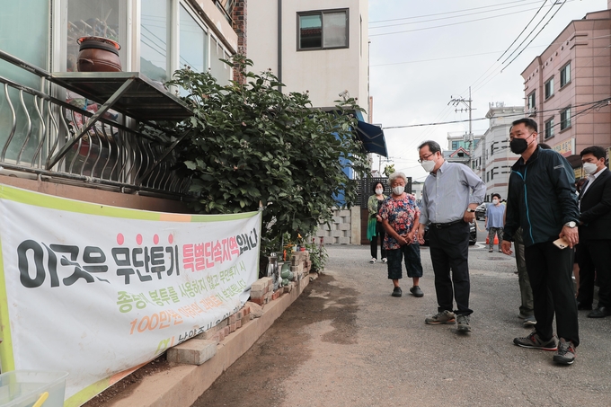 조광한 남양주시장은 4일 폐기물과 관련된 고질적인 민원 발생 장소를 주민들이 직접 개선하며 환경 혁신에 동참한 화도읍 마석우리의 한 연립 주택을 방문해 문제 해결을 위해 그간 노력해 온 주민들과 담당 공무원들을 격려했다. (사진=남양주시 제공)