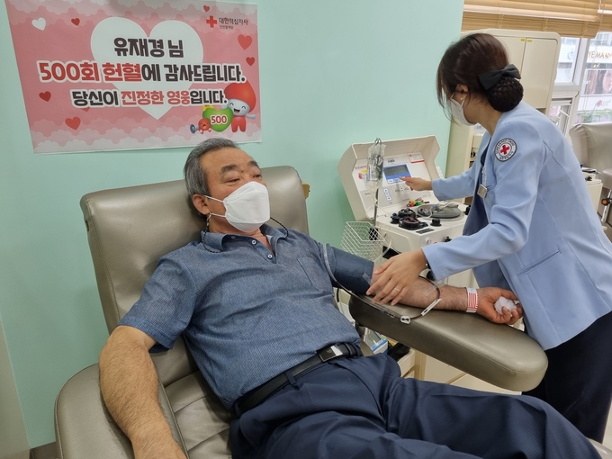 유재경씨가 지난 3일 대한적십자사 인천혈액원 구월센터에서 500회 헌혈을 하고 있다. ( 사진 = 대한적십자사 인천혈액원 제공 )