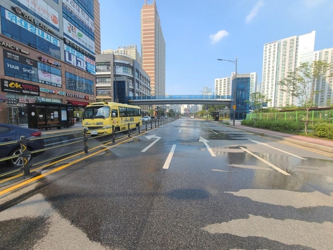 구리시가 5일 연일 계속되는 고농도 미세먼지 발생에 따라 왕숙교, 갈매중앙로에 각각 설치한 도로자동청소시스템 시험가동하고 있다. (사진=구리시 제공)