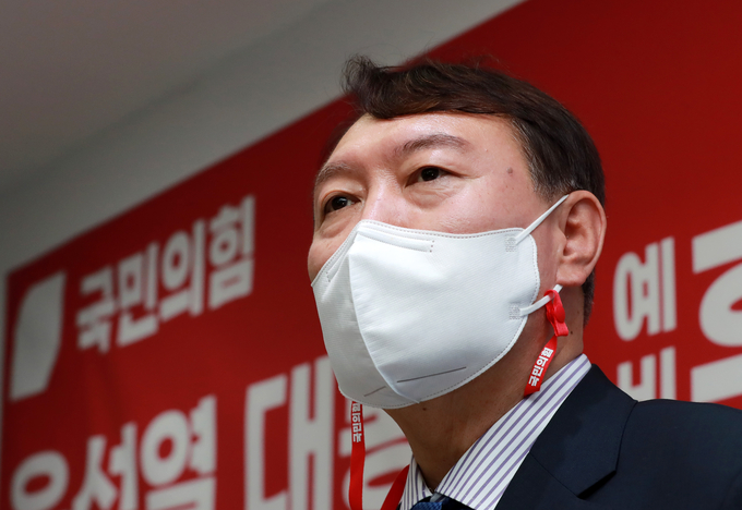 국민의힘 윤석열 대선 예비후보가 8월 3일 오후 서울 은평구 은평갑 당원협의회를 방문해 인사말을 하고 있다. (사진-국회사진기자단/연합뉴스)