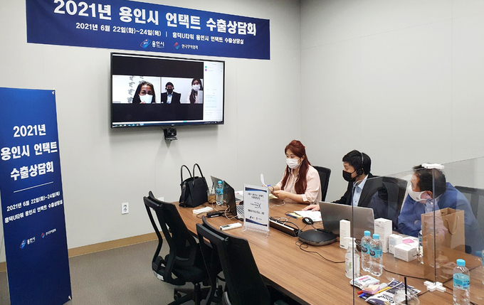 용인시가 지원한 전문 통역사를 통해 해외 바이어와 소통하고 있는 기업의 모습 (사진=용인시 제공)