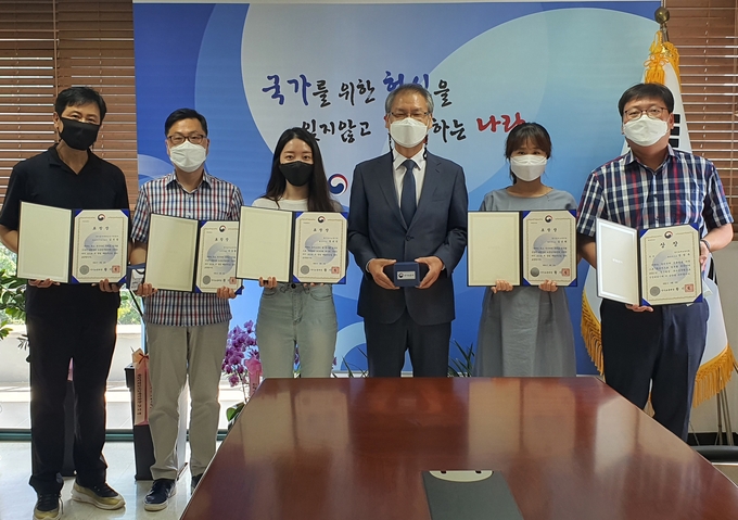 국가보훈처 창설 60주년 계기 우수 직원 등 포상 전수 실시. (사진=경기남부보훈지청 제공)