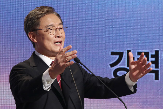 국민의힘 대선 예비후보인 최재형 전 감사원장이 4일 오후 경기도 파주시 한 스튜디오에서 대선 출마 선언을 하고 있다 (사진= 연합뉴스)