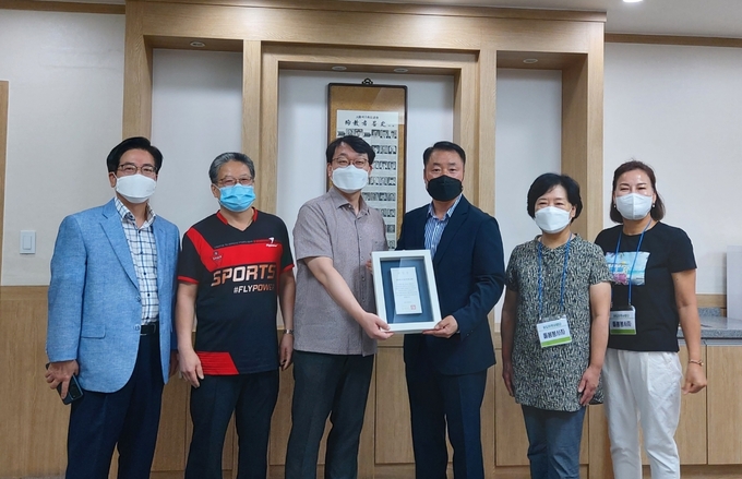남양주시 화도수동행정복지센터는 5일 지역 복지 발전에 이바지한 유공 기관 및 모범 시민들을 위해 ‘찾아가는 모범 시민 표창 전달식’을 실시했다. (사진=남양주시 제공)