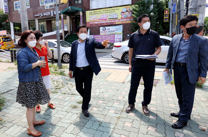초등학교 주변 횡단보도를 점검 중인 신은호 인천시의회 의장(가운데). (사진 = 인천시의회 제공 )