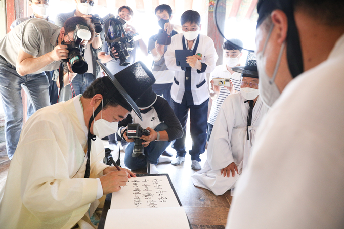 이낙연 후보가 안동 도산서원을 찾아 방명록을 적고 있다. (사진 = 이낙연 의원실)