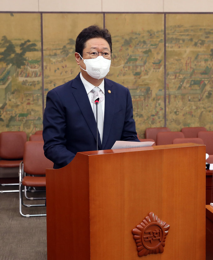황희 문화체육관광부 장관이 7월 16일 국회에서 열린 문화체육관광위원회 전체회의에서 2차추경안이 가결된 후 인사말을 하고 있다. (사진=연합뉴스 제공)