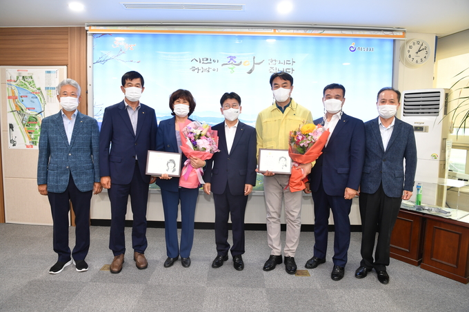 방미숙 하남시의회 의장이 이성희 농협중앙회장을 대신해 정용황 농협중앙회 경기지역본부장으로부터 '동행6060' 감사패를 전달받고 전달식 참가자들과 함께 기념촬영을 하고 있다. (사진=농협중앙회 하남시지부 제공)