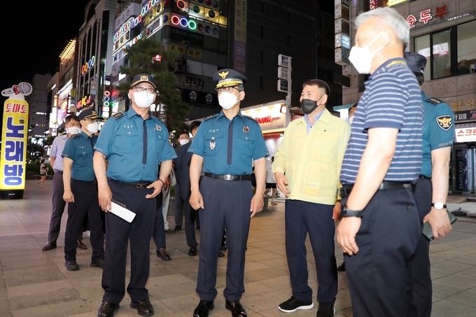 코로나19 확산 차단을 위해 고양 로데오 거리를 방문한 김남현 경기북부경찰청장. (사진=경기북부청 제공)