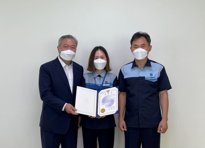 서울 방배경찰서가 보이스피싱 검거에 결정적 역활을 한 영등역 유소희 (가운데)역무원에게 표창장을 건넸다. (사진=한국철도 수도권광역본부 제공)