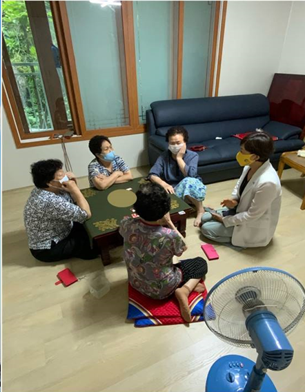 이채명 안양시의회 의원이 무더위 쉼터 찿아가 어르신들 위로하고 불편사항 청취하고 있다. (사진=안양시의회 제공)