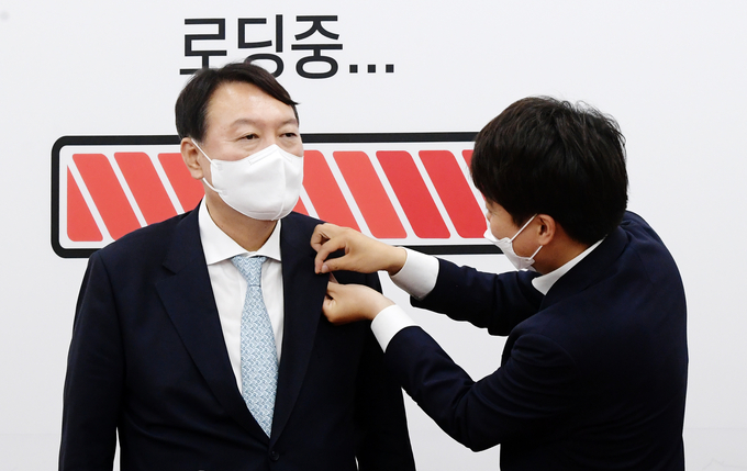 국민의힘 당 배지 다는 윤석열 대선 예비후보 (사진=연합뉴스/자료사진)
