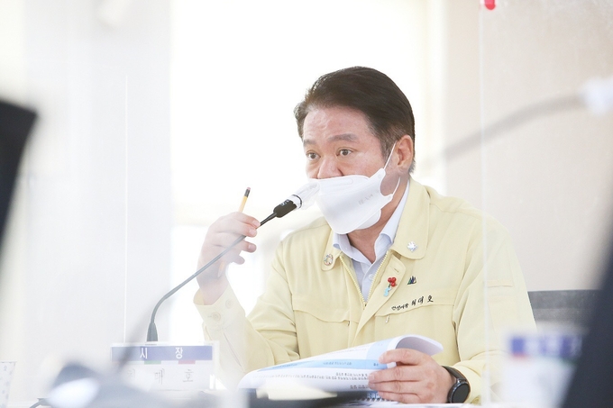 최대호 안양시장이 박달 스마트벨리 조성보고회에서 인천 2호선 안양 연장 연장에 대해 강한 열망을 드러내고 있다. (사진=안양시 제공)
