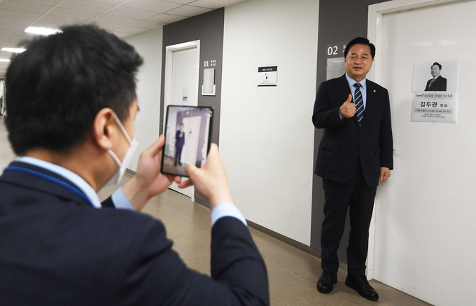 더불어민주당 김두관 대선 경선 예비후보가 지난 7월 3일 오후 서울 여의도 KBS에서 열린 첫 합동 토론회에 참석, 자신의 대기실 앞에서 기념촬영을 하고 있다. (사진=연합뉴스/자료사진)