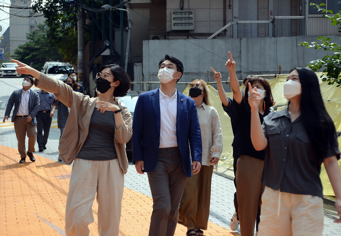 더불어민주당 박용진 대선경선 후보가 지난 7월 31일 광진구 원룸 밀집 지역을 방문해 청년 1인 가구 주거 현황 등을 점검하고 있다. (사진=연합뉴스/자료사진)