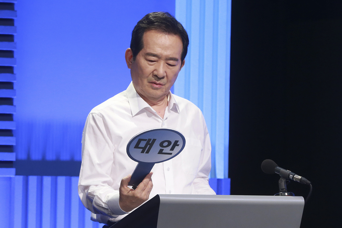 지난 8월 4일 오후 서울 마포구 상암동 YTN미디어센터에서 열린 더불어민주당 대선 예비후보 토론회에서 정세균 후보가 토론준비를 하고 있다. (사진=연합뉴스/자료사진)