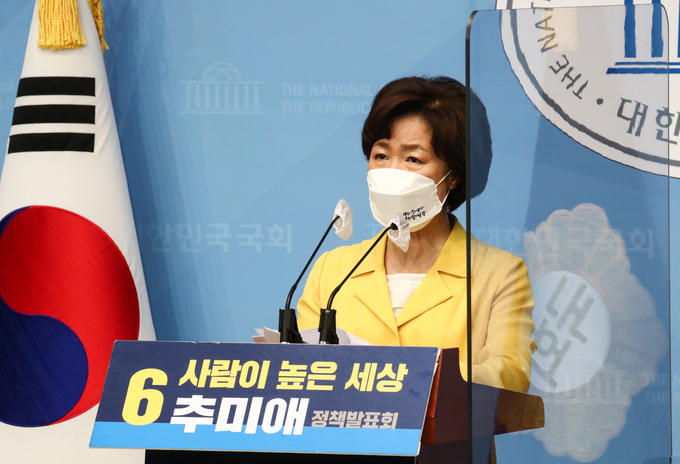 더불어민주당 추미애 대선 예비후보가 지난 7월 29일 오전 국회 소통관에서 '2천억 규모의 청년평화기금을 설치해 남북한 청년들이 공동으로 추진하는 기술 상용화 사업, 4차 산업혁명 등 미래 성장 산업, 기후 위기 대응 활동 등에 지원하겠다'는 공약을 발표하고 있다. (사진=연합뉴스/자료사진)