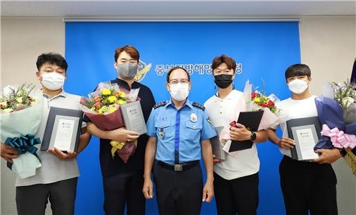 중부해경철 해양체육단 해단식에서 김병로 중부해경청장과 특경 전역자들이 함께 기념촬영을 하고 있다. ( 사진 = 중부해경 제공 