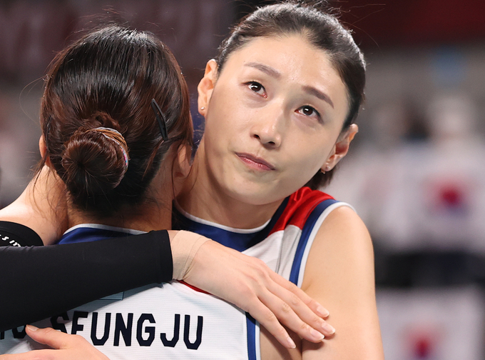 8일 일본 도쿄 아리아케 아레나에서 열린 도쿄올림픽 여자배구 세르비아와의 동메달 결정전. 0-3으로 패한 한국의 김연경이 표승주와 포옹하고 있다. (사진=연합뉴스)