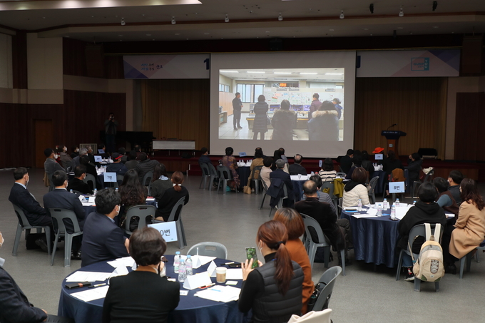 지난해 11월 11일 100인 위원회 총회에서 위원들이 100인 위원회 활동을 담은 동영상을 시청하고 있다. (사진=군포시 제공)