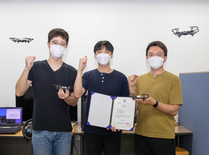 '2021년도 대한전기학회 미니드론 자율비행 경진대회'에서 대상을 수상한 인하대학교 제어정보시스템 연구실 팀. 왼쪽부터 신기훈(항공우주공학과 4학년)씨, 박기홍(전기공학과 4학년 박기홍)씨, 김광기 전기공학과 교수. ( 사진 = 인하대학교 제공 )