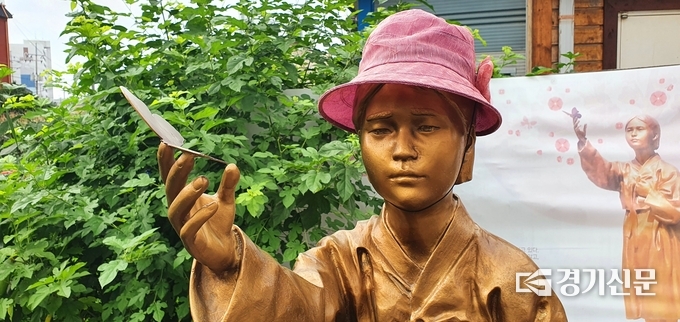 포천나눔의집 마당에 임시 건립되어 있는 평화의 소녀상이 제자리를 찾아가게 됐다.. (사진=포천 평화의 소녀상 건립추진위 제공)