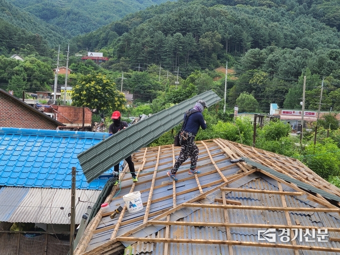 낡은 지붕을 뜯어내고 새 지붕 판넬을 옮겨왔다. (사진=포천시자원봉사센터 제공)