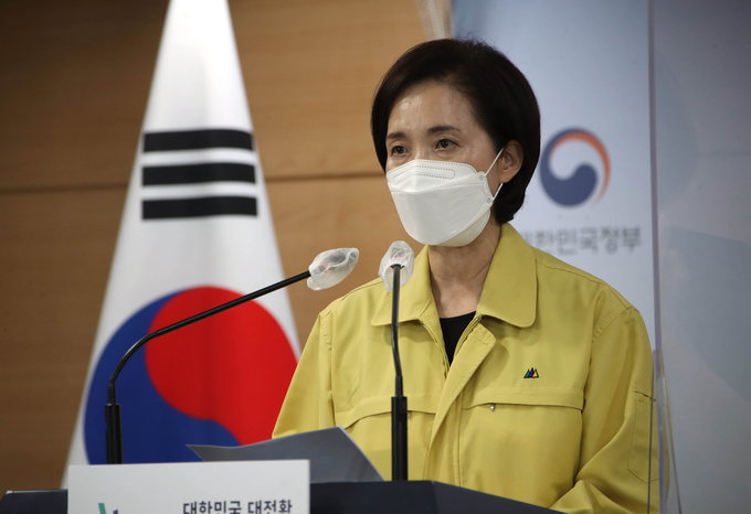 유은혜 사회부총리 겸 교육부 장관이 9일 정부서울청사 브리핑실에서 전면등교 여부 등 2학기 학사 운영 방안을 발표하고 있다. (사진=연합뉴스)