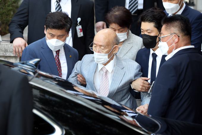  5·18 광주 민주화운동 당시 군부의 헬기 사격 사실을 부정하며 목격자의 명예를 훼손한 혐의를 받는 전두환 전 대통령이 9일 오후 항소심 재판에 출석한 후 광주지방법원을 떠나고 있다. 전씨는 자신의 회고록에서 5·18 당시 헬기 사격을 목격했다고 증언한 고(故) 조비오 신부의 명예를 훼손한 혐의로 재판에 넘겨져 1심에서 징역 8개월에 집행유예 2년을 선고받았다. (사진=연합뉴스)