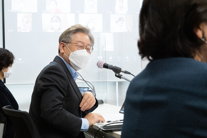 9일 오후 여주시 상동 소재 여주공공산후조리원에서 이재명 경기도지사가 이항진 여주시장, 남인순·권인숙 국회의원, 이종현 여주공공산후조리원장 등과 함께 산후조리원 이용자들과 비대면으로 개최된 현장 간담회를 주재하고 있다. (사진= 경기도 제공)