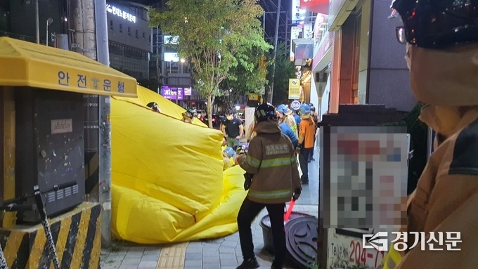 9일 오후 9시55분쯤 10대 A양이 수원의 한 상가 옥상에서 극단적인 선택을 시도했으나, 다행히 경찰과 소방이 미리 설치해둔 에어매트에 떨어져 큰 부상을 입지 않았다. 사진은 응급처치를 받고 있는 A양의 모습. (사진=김기현 기자)