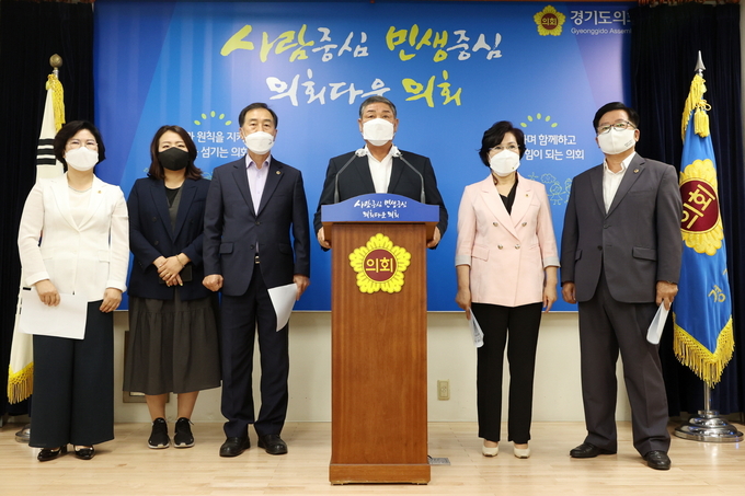 경기도의회 비교섭단체 의원들이 전 도민 재난지원금 100% 지급을 두고 반대 입장을 표명하는 기자회견을 진행하고 있다(사진=경기도의회 제공)