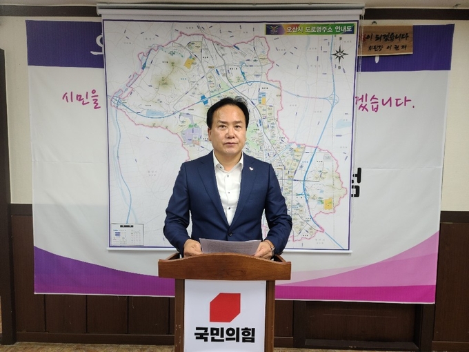 이권재 국민의힘 오산시 당협위원장이 오산시의 랜드마크 건설에 대한 설명을 역설하고 있다. (사진=국민의 힘 오산시당협위원회 제공)