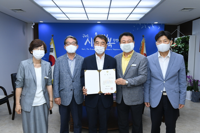 구리시는 지난 9일 구리농수산물공사 김창희 감사 연임 임명장 수여했다. (사진=구리시 제공)