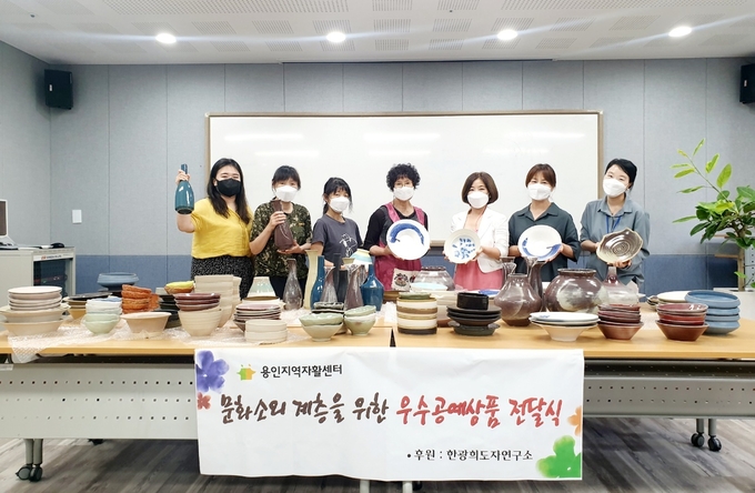 자활근로사업 참여자들에게 선물을 전달한 한광희도자조각연구소 (사진=용인시 제공)