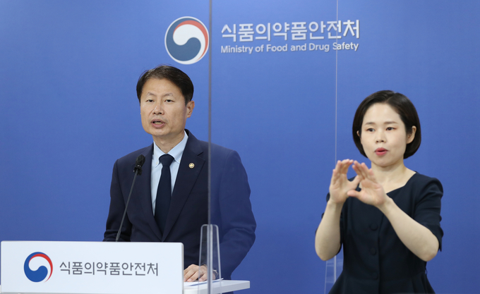  김강립 식품의약품안전처장이 10일 오후 충북 청주시 식약처 회의실에서 SK바이오사이언스가 개발하고 있는 코로나19 백신 후보물질 'GBP510'의 임상 3상 시험계획을 승인한다는 브리핑을 하고 있다. (사진=연합뉴스)
